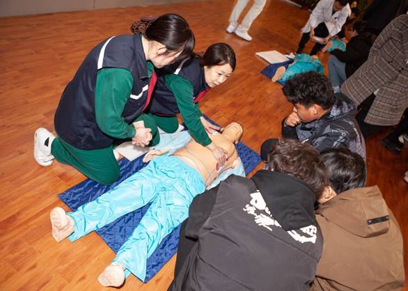 说明: C:\Users\xcb\Desktop\新建文件夹\团聚医校合力，共同守护健康\急救技能现场操作.jpg